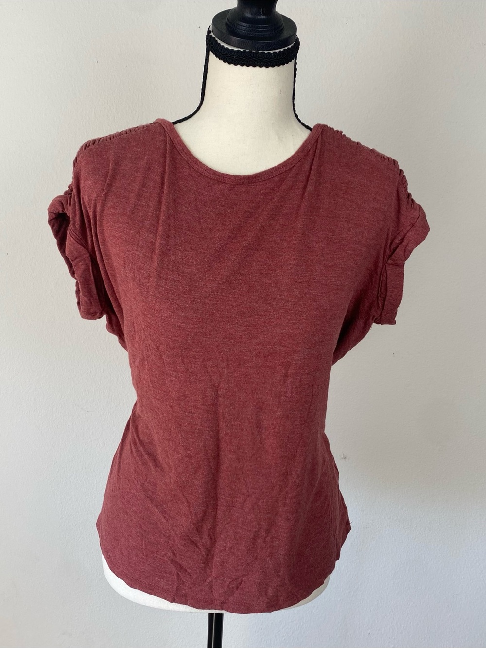 Rose & Olive Short Sleeve Scoop Neck Top in Maroon